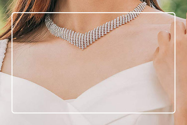 گردنبند مناسب برای یقه قایقی یا باز  (Boat Neck)